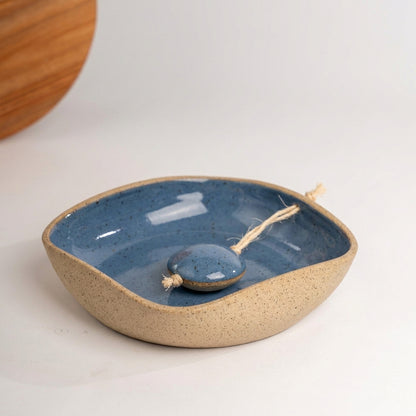 Porta Guardanapos Orgânico com Peso em cerâmica artesanal — tamanho 19CM x 19CM, argila Flocos, esmalte Azul Safira