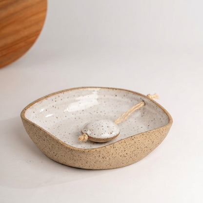 Porta Guardanapos Orgânico com Peso em cerâmica artesanal — tamanho 19CM x 19CM, argila Flocos, esmalte Branco AMME