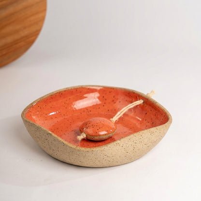 Porta Guardanapos Orgânico com Peso em cerâmica artesanal — tamanho 19CM x 19CM, argila Flocos, esmalte Laranja Intenso