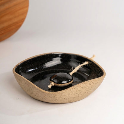 Porta Guardanapos Orgânico com Peso em cerâmica artesanal — tamanho 19CM x 19CM, argila Flocos, esmalte Preto Ébano