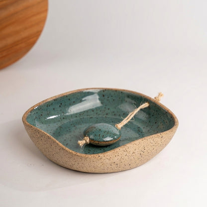 Porta Guardanapos Orgânico com Peso em cerâmica artesanal — tamanho 19CM x 19CM, argila Flocos, esmalte Verde Exército