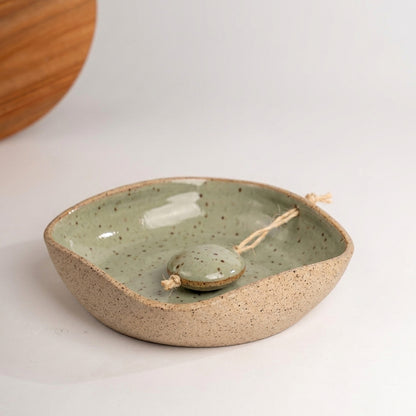Porta Guardanapos Orgânico com Peso em cerâmica artesanal — tamanho 19CM x 19CM, argila Flocos, esmalte Verde Pompeia