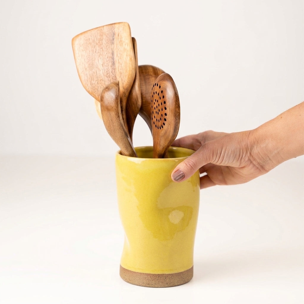 Porta utensílios orgânico em cerâmica artesanal — argila Cappuccino, esmalte Amarelo Intenso
