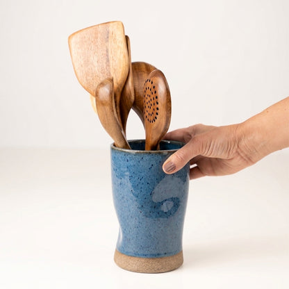 Porta utensílios orgânico em cerâmica artesanal — argila Cappuccino, esmalte Azul Safira
