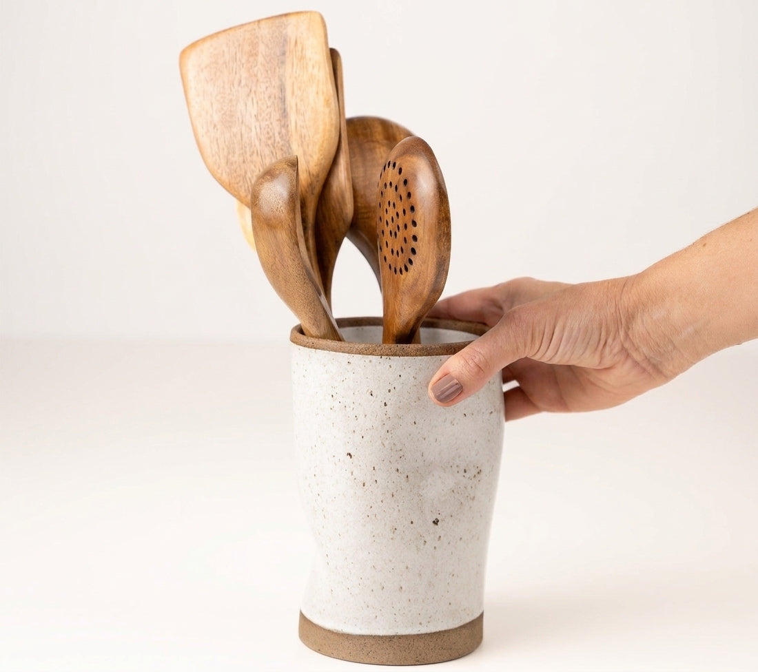 Porta utensílios orgânico em cerâmica artesanal — argila Cappuccino, esmalte Branco AMME