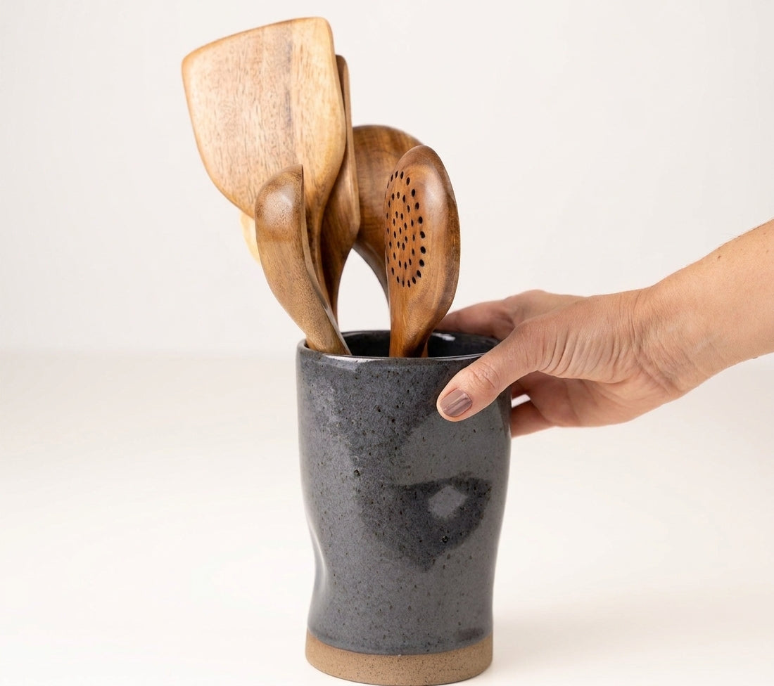 Porta utensílios orgânico em cerâmica artesanal — argila Cappuccino, esmalte Grafite