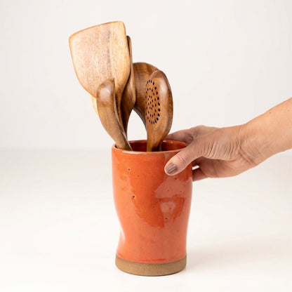 Porta utensílios orgânico em cerâmica artesanal — argila Cappuccino, esmalte Laranja Intenso