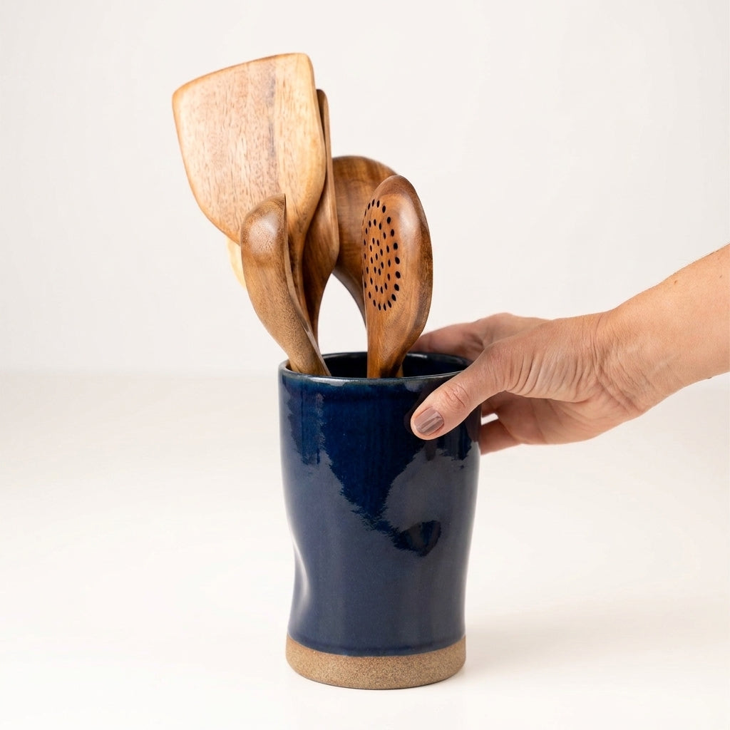 Porta utensílios orgânico em cerâmica artesanal — argila Cappuccino, esmalte Lazuli