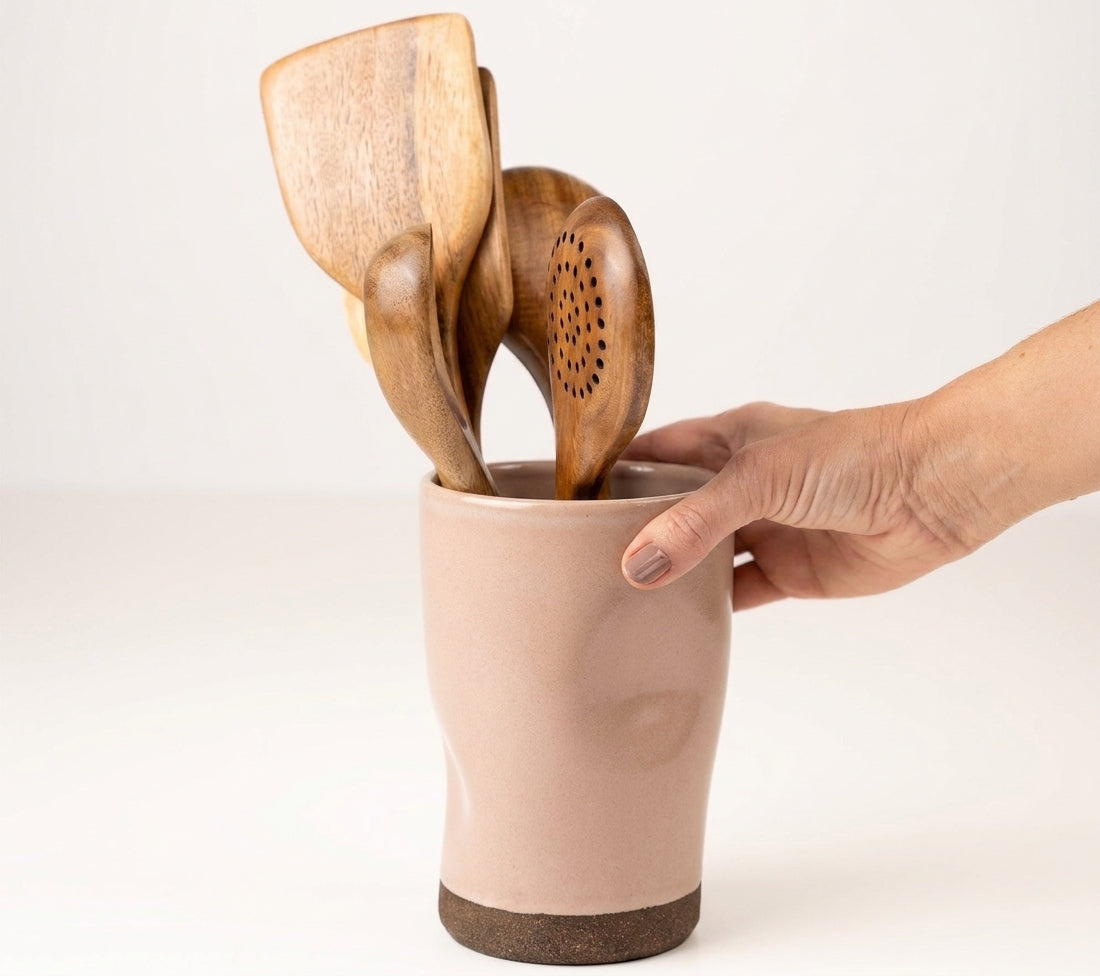 Porta utensílios orgânico em cerâmica artesanal — argila Cappuccino, esmalte Nude