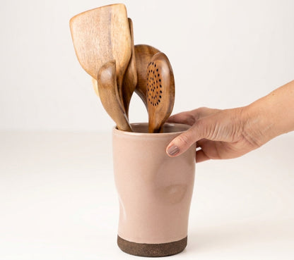 Porta utensílios orgânico em cerâmica artesanal — argila Cappuccino, esmalte Nude