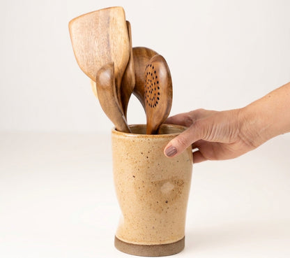 Porta utensílios orgânico em cerâmica artesanal — argila Cappuccino, esmalte Pedra Sabão