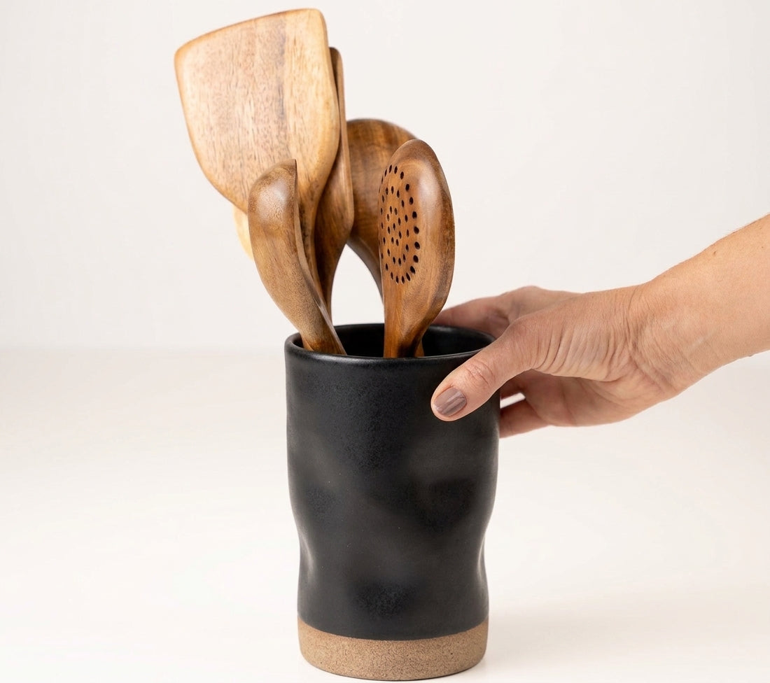 Porta utensílios orgânico em cerâmica artesanal — argila Cappuccino, esmalte Preto Acetinado