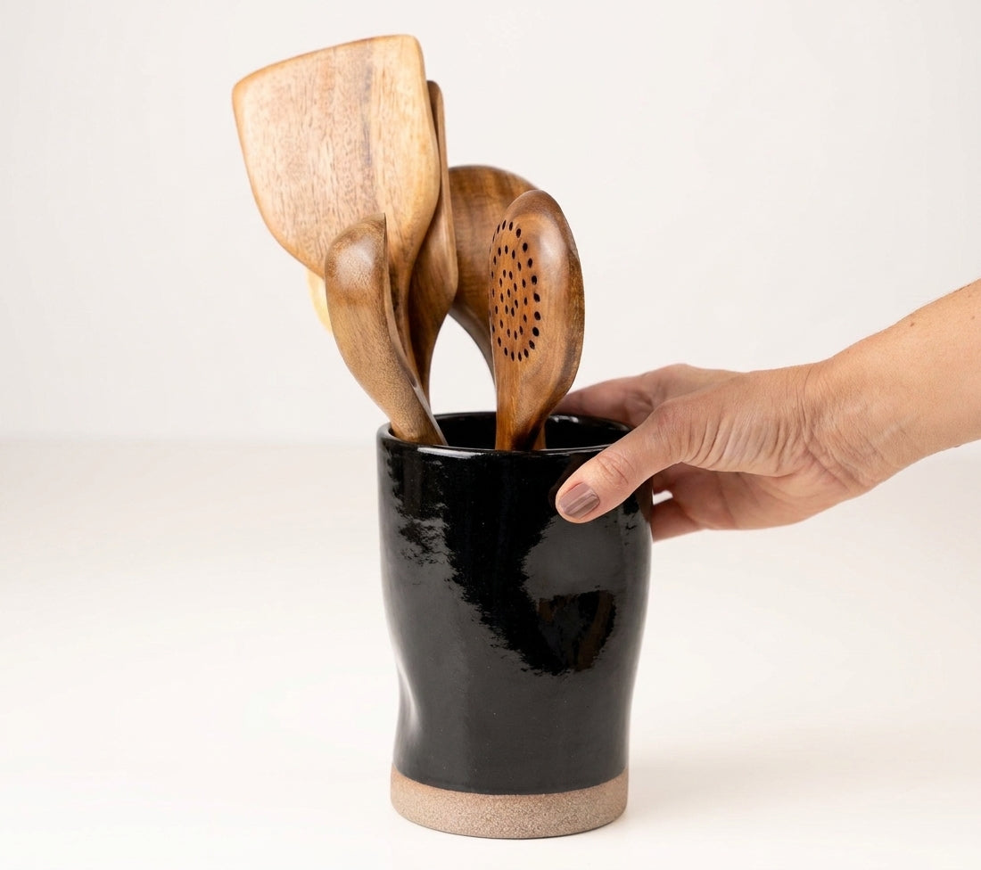 Porta utensílios orgânico em cerâmica artesanal — argila Cappuccino, esmalte Preto Ébano