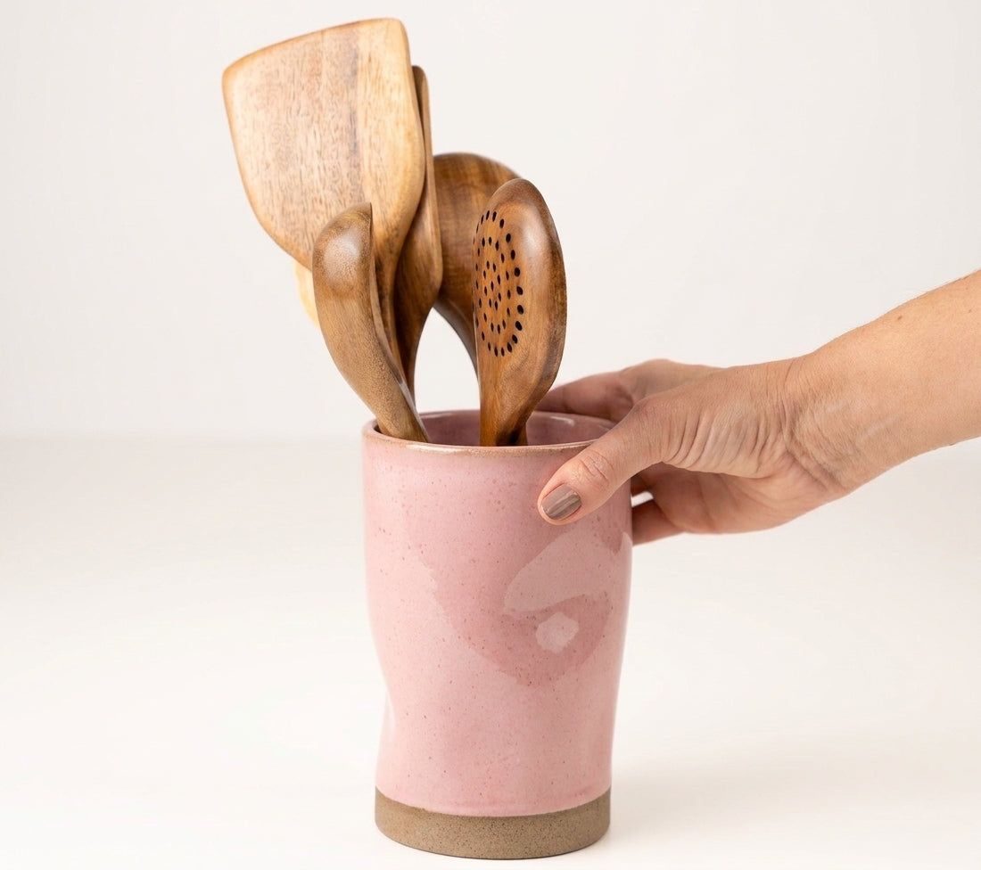 Porta utensílios orgânico em cerâmica artesanal — argila Cappuccino, esmalte Rosa Barbie