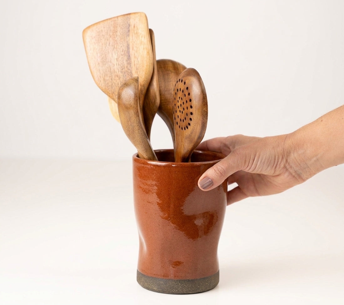 Porta utensílios orgânico em cerâmica artesanal — argila Cappuccino, esmalte Sol de Terracota