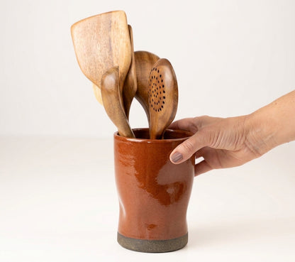 Porta utensílios orgânico em cerâmica artesanal — argila Cappuccino, esmalte Sol de Terracota