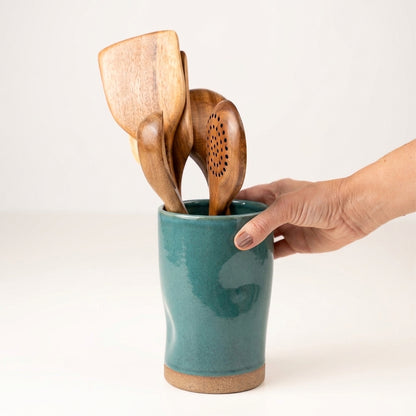 Porta utensílios orgânico em cerâmica artesanal — argila Cappuccino, esmalte Verde Exército