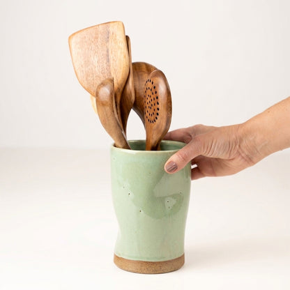 Porta utensílios orgânico em cerâmica artesanal — argila Cappuccino, esmalte Verde Menta