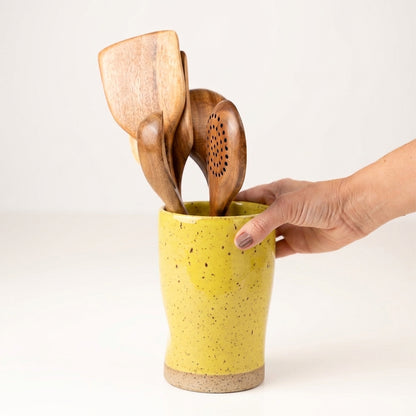 Porta utensílios orgânico em cerâmica artesanal — argila Flocos, esmalte Amarelo Intenso