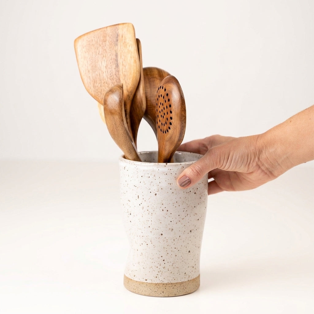 Porta utensílios orgânico em cerâmica artesanal — argila Flocos, esmalte Branco AMME
