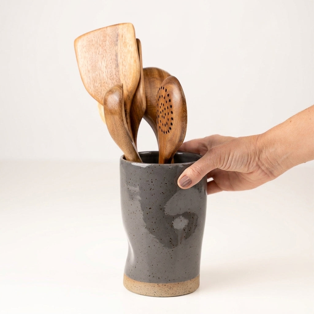 Porta utensílios orgânico em cerâmica artesanal — argila Flocos, esmalte Grafite