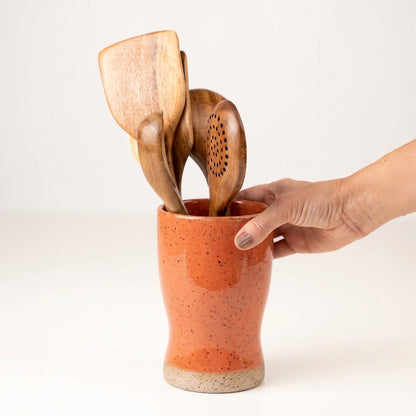Porta utensílios orgânico em cerâmica artesanal — argila Flocos, esmalte Laranja Intenso