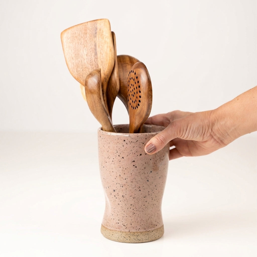 Porta utensílios orgânico em cerâmica artesanal — argila Flocos, esmalte Nude
