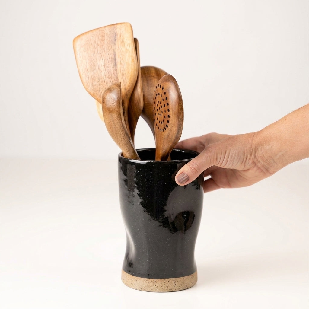 Porta utensílios orgânico em cerâmica artesanal — argila Flocos, esmalte Preto Ébano