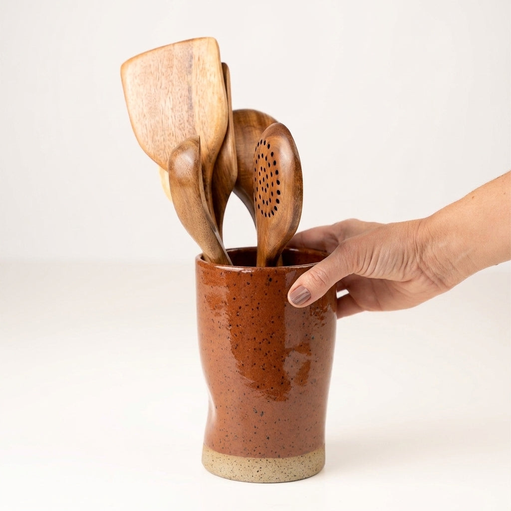 Porta utensílios orgânico em cerâmica artesanal — argila Flocos, esmalte Sol de Terracota