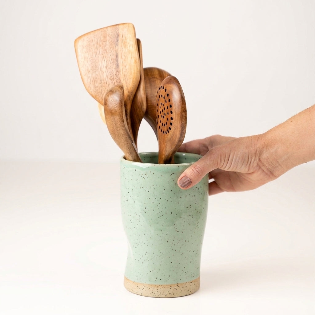 Porta utensílios orgânico em cerâmica artesanal — argila Flocos, esmalte Verde Menta