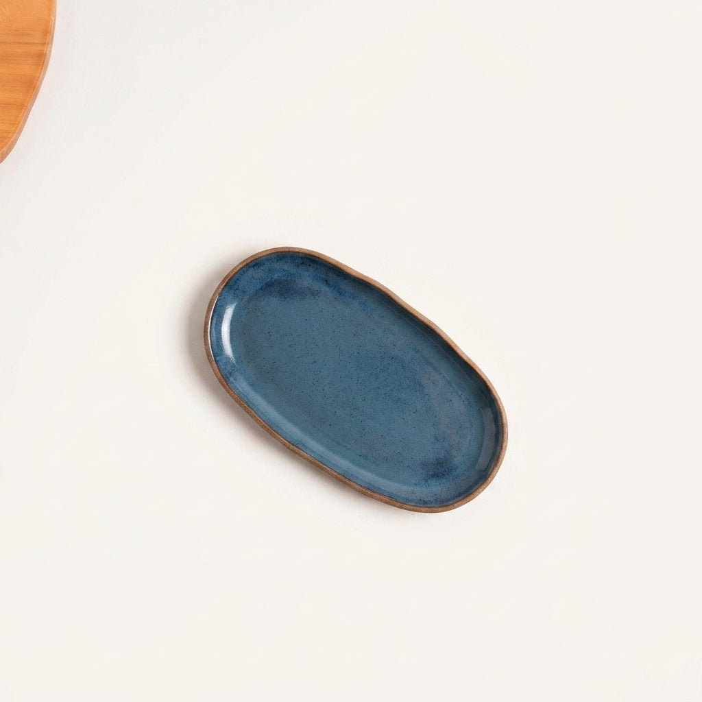 Pratinho individual orgânico em cerâmica artesanal — argila Cappuccino, esmalte Azul Safira