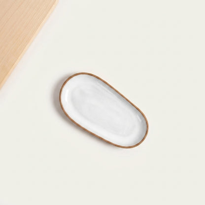 Pratinho individual orgânico em cerâmica artesanal — argila Cappuccino, esmalte Branco AMME