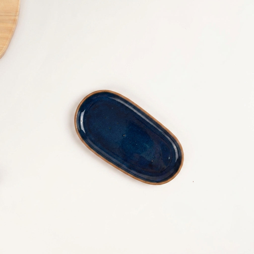 Pratinho individual orgânico em cerâmica artesanal — argila Cappuccino, esmalte Lazuli