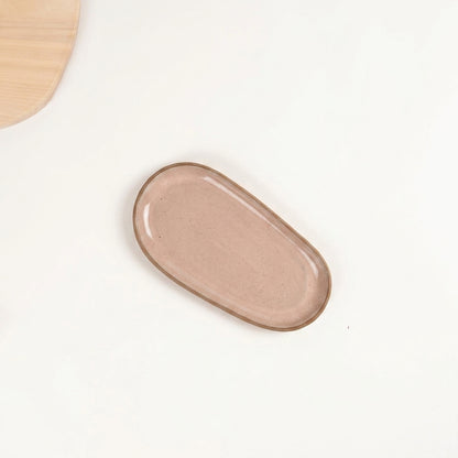 Pratinho individual orgânico em cerâmica artesanal — argila Cappuccino, esmalte Nude