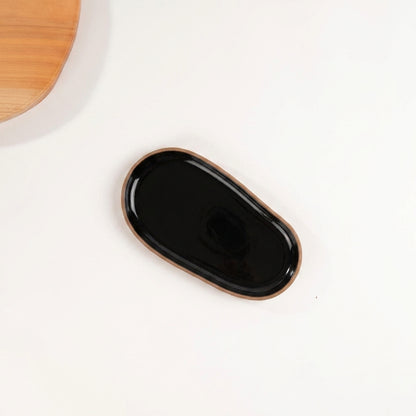 Pratinho individual orgânico em cerâmica artesanal — argila Cappuccino, esmalte Preto Ébano