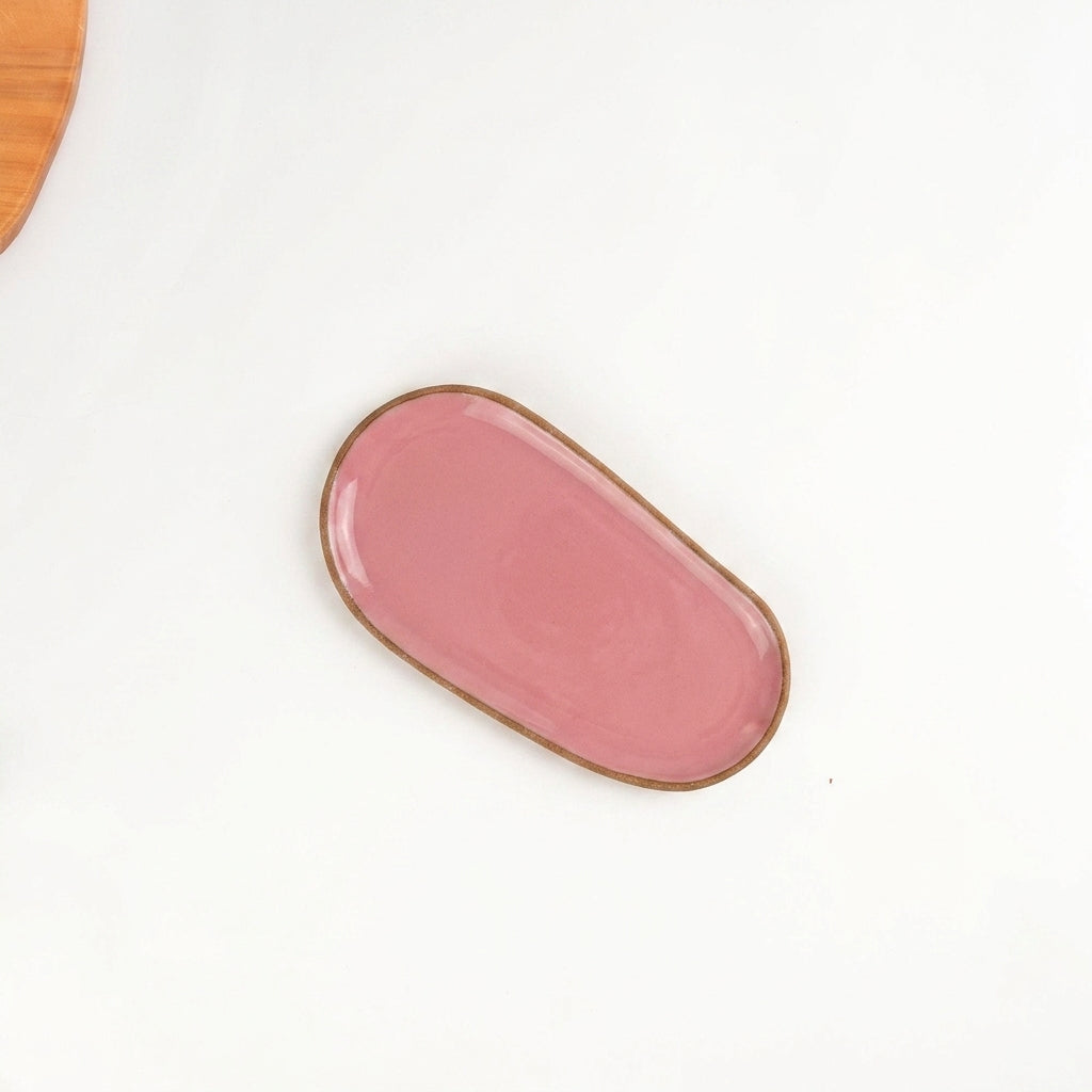 Pratinho individual orgânico em cerâmica artesanal — argila Cappuccino, esmalte Rosa Barbie