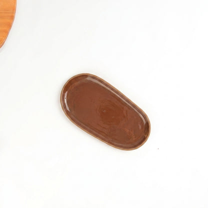Pratinho individual orgânico em cerâmica artesanal — argila Cappuccino, esmalte Sol de Terracota