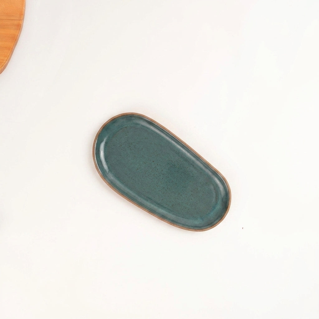 Pratinho individual orgânico em cerâmica artesanal — argila Cappuccino, esmalte Verde Exército