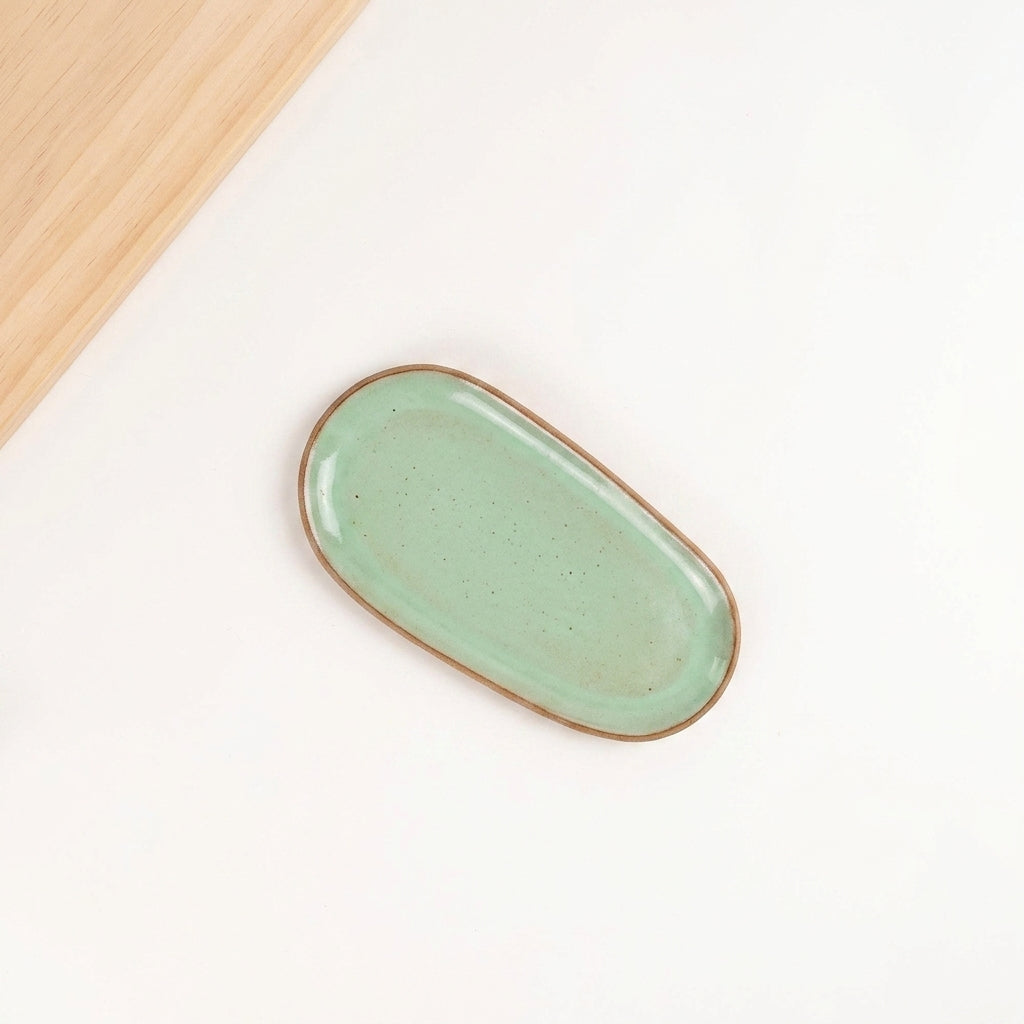 Pratinho individual orgânico em cerâmica artesanal — argila Cappuccino, esmalte Verde Menta