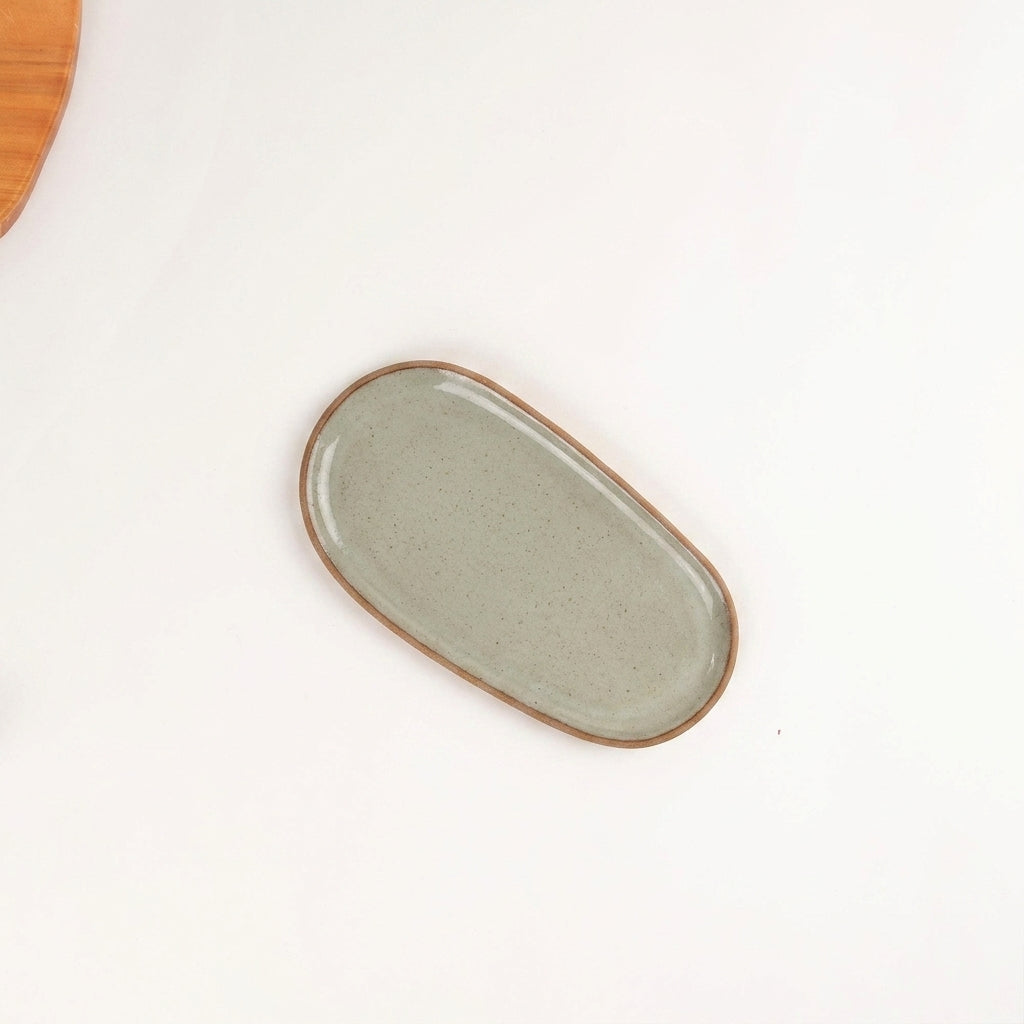 Pratinho individual orgânico em cerâmica artesanal — argila Cappuccino, esmalte Verde Pompeia