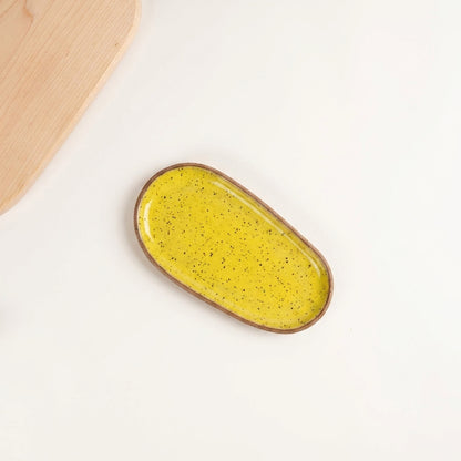 Pratinho individual orgânico em cerâmica artesanal — argila Flocos, esmalte Amarelo Intenso