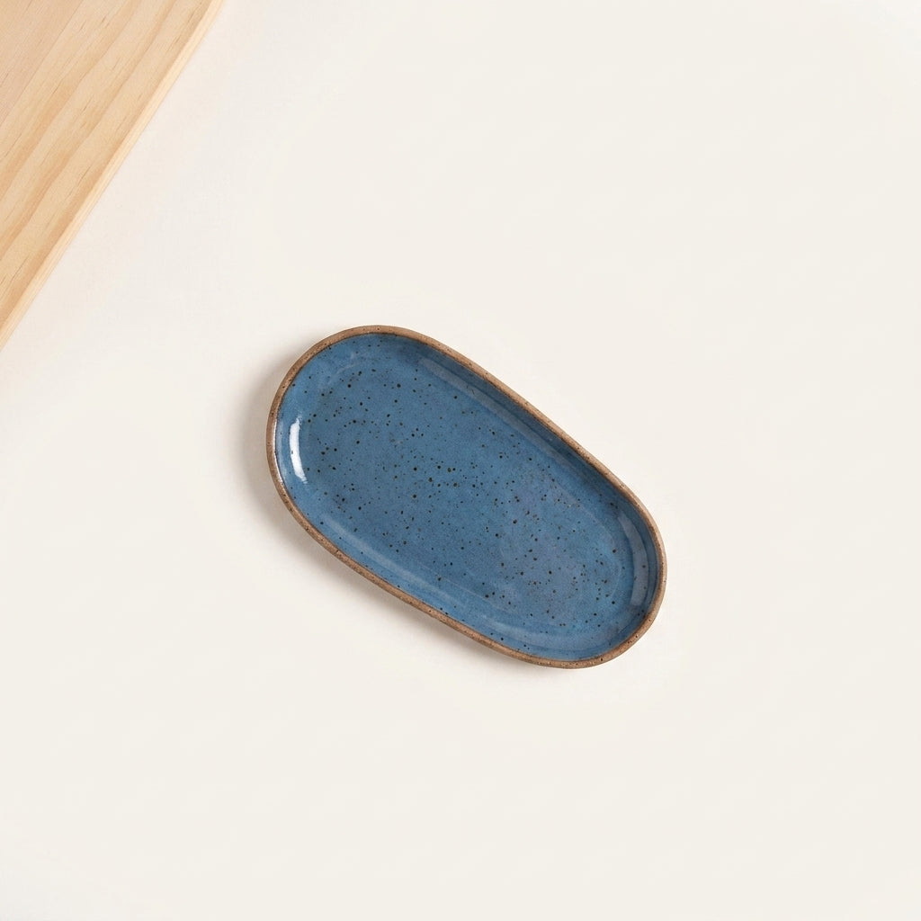 Pratinho individual orgânico em cerâmica artesanal — argila Flocos, esmalte Azul Safira