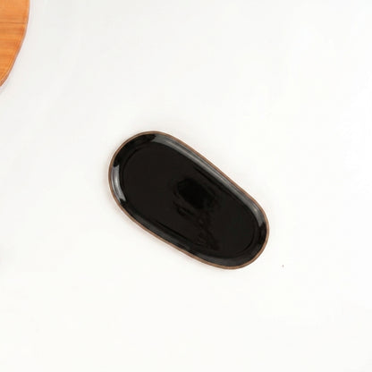 Pratinho individual orgânico em cerâmica artesanal — argila Flocos, esmalte Preto Ébano