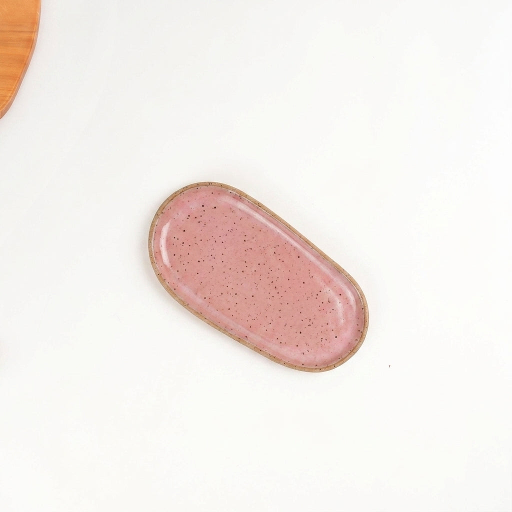 Pratinho individual orgânico em cerâmica artesanal — argila Flocos, esmalte Rosa Barbie
