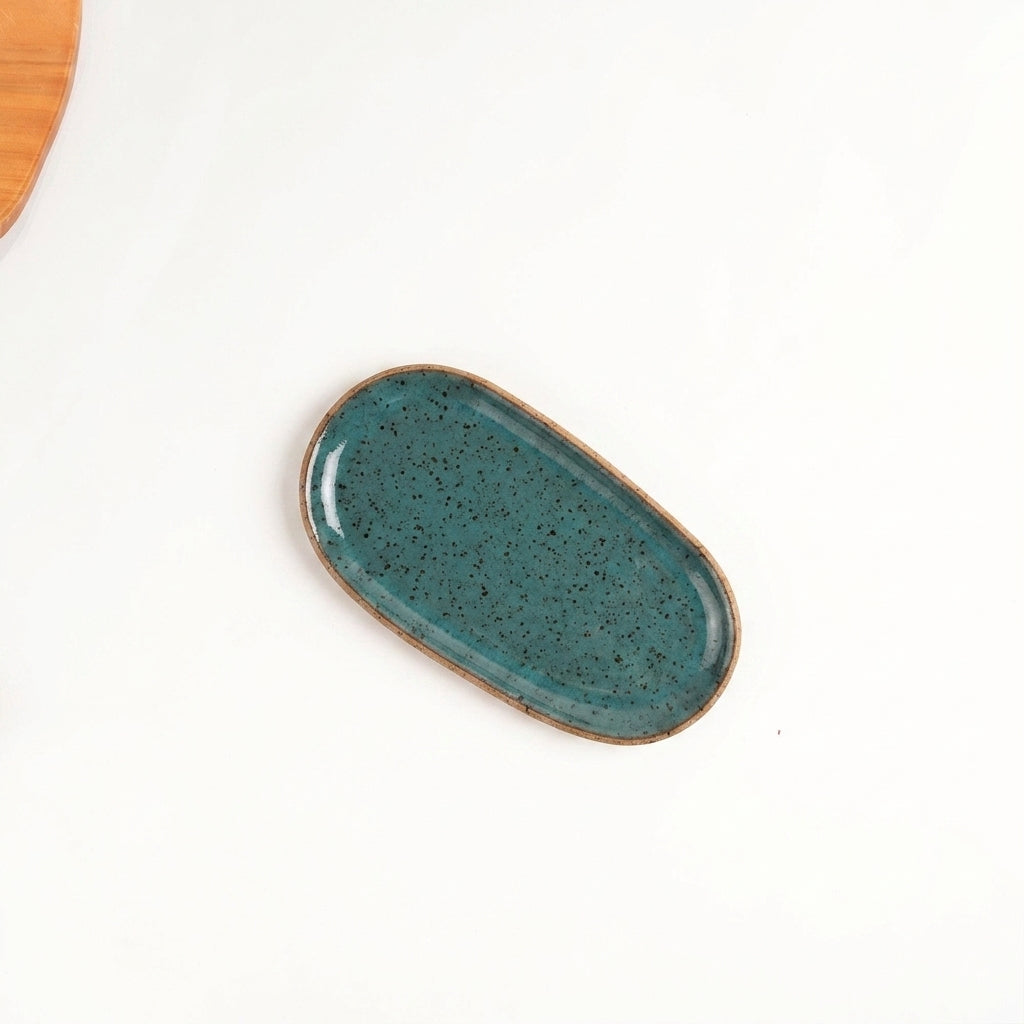 Pratinho individual orgânico em cerâmica artesanal — argila Flocos, esmalte Verde Exército