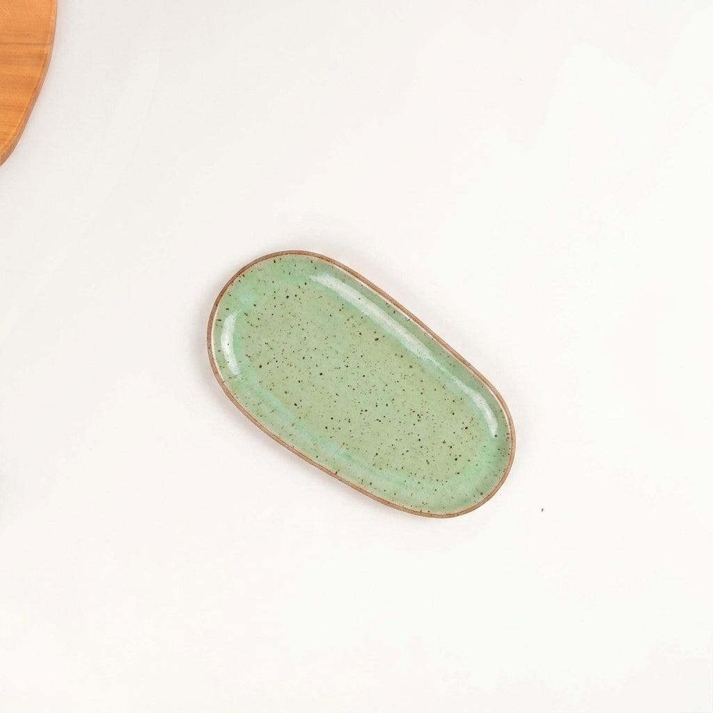 Pratinho individual orgânico em cerâmica artesanal — argila Flocos, esmalte Verde Menta