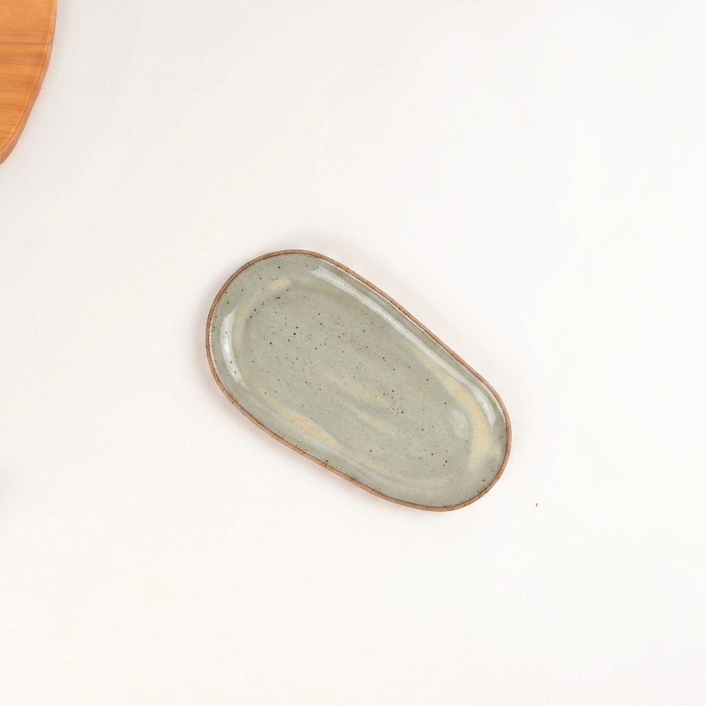 Pratinho individual orgânico em cerâmica artesanal — argila Flocos, esmalte Verde Pompeia