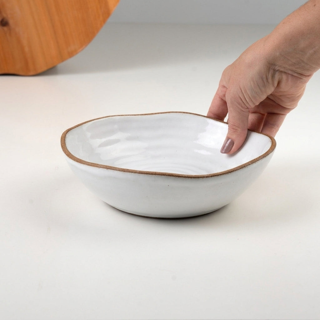 Prato Encontro Fundo Orgânico em cerâmica artesanal — tamanho 22CM, argila Cappuccino, esmalte Branco AMME