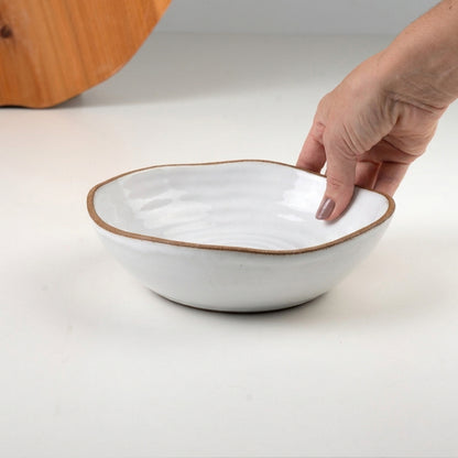 Prato Encontro Fundo Orgânico em cerâmica artesanal — tamanho 22CM, argila Cappuccino, esmalte Branco AMME