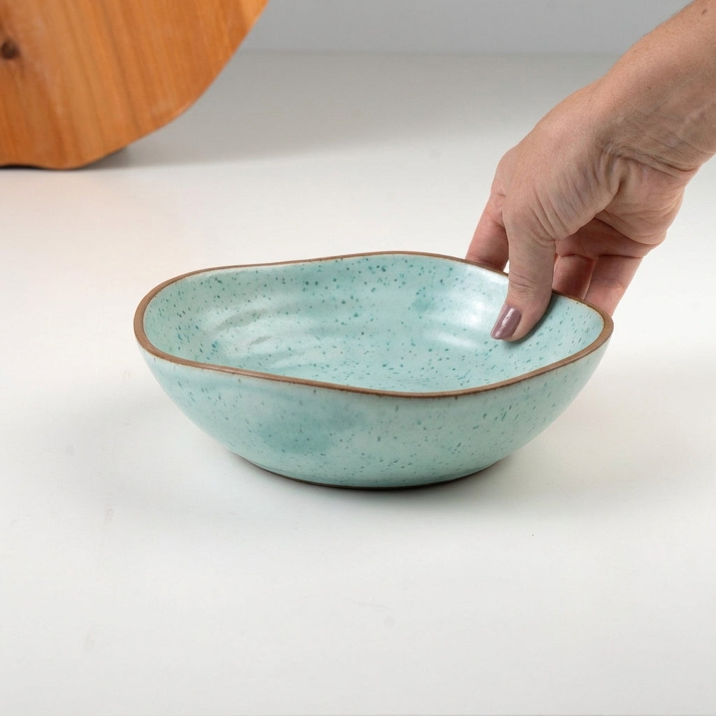 Prato Encontro Fundo Orgânico em cerâmica artesanal — tamanho 22CM, argila Cappuccino, esmalte Jujuba